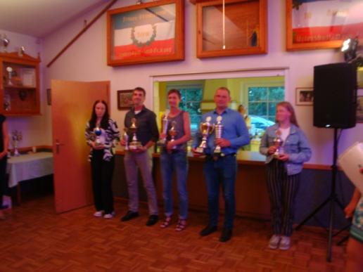 Pokalgewinner: Glückspokal Liliana Ketelsen, Seniorenpokal Dirk Thomsen, Amazonenpokal und Damenpokal Martina Dircks-Thomsen, Mittagspokal und Männerpokal Matthias Schlie, Hoffnungspokal Romy Clausen, Familienpokal Martina und Dirk Thomsen; KO-Pokalgewinner Jens Lampe fehlt