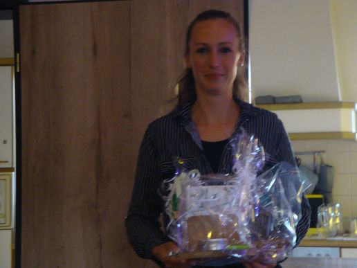 Anne Feddersen erhielt einen Preis als beste Einzelreiterin einer Pokalmannschaft (Simonsberg) mit 4 Königsringen und 25 Groschenringen